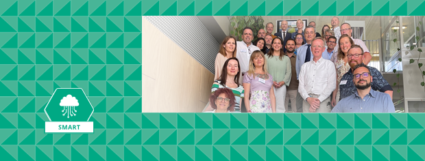 Omslagsbild med Interregs gröna temafärg, ikon för ämnesområdet Smart samt inslagen bild på 25 av projektdeltagarna stående i en trapp.