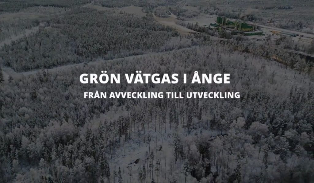 Mörkt nedtonad drönarbild av skogsområdet Site Alby Östra med texten "Grön vätgas i Ånge - från avveckling till utveckling"