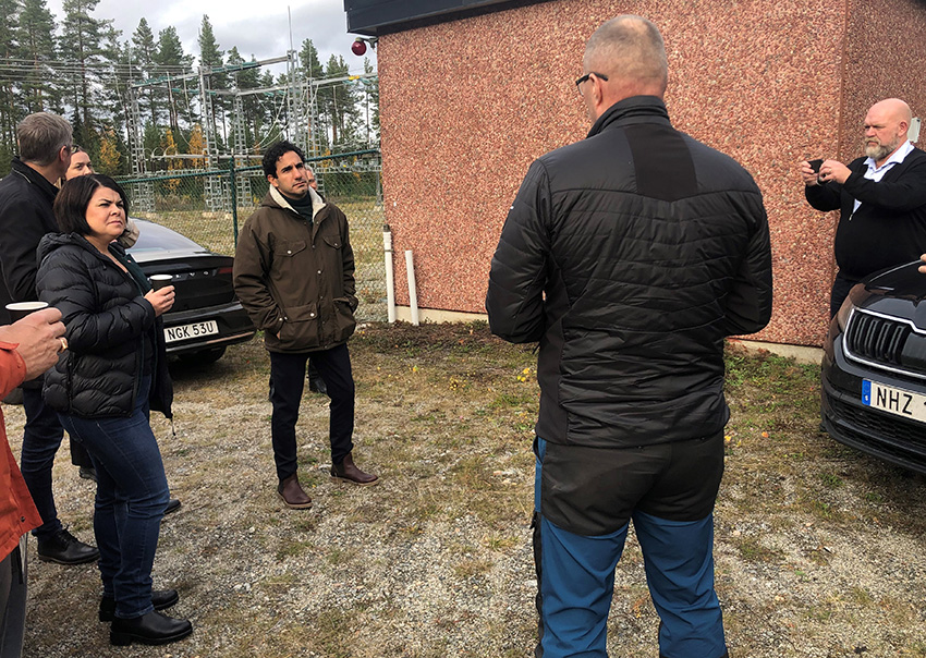 Socialförsäkringsminister Ardalan Shekarabi lyssnar till planerna kring grön el. Mats Gustafsson, näringslivschef berättar.