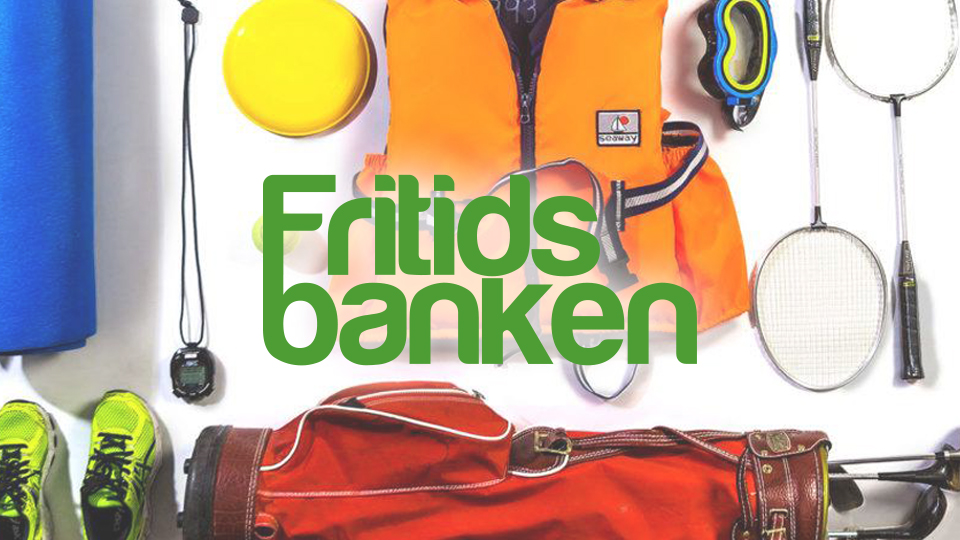 Grafik för Fritidsbanken. Sportprylar bakom en grön logotyp.
